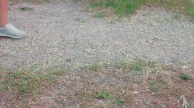 Çevre gönüllüsü geri dönüşüm temizliği. Dışarıdaki plastik halkaları topluyorum. Yavaş çekimde 4k vinç videosu