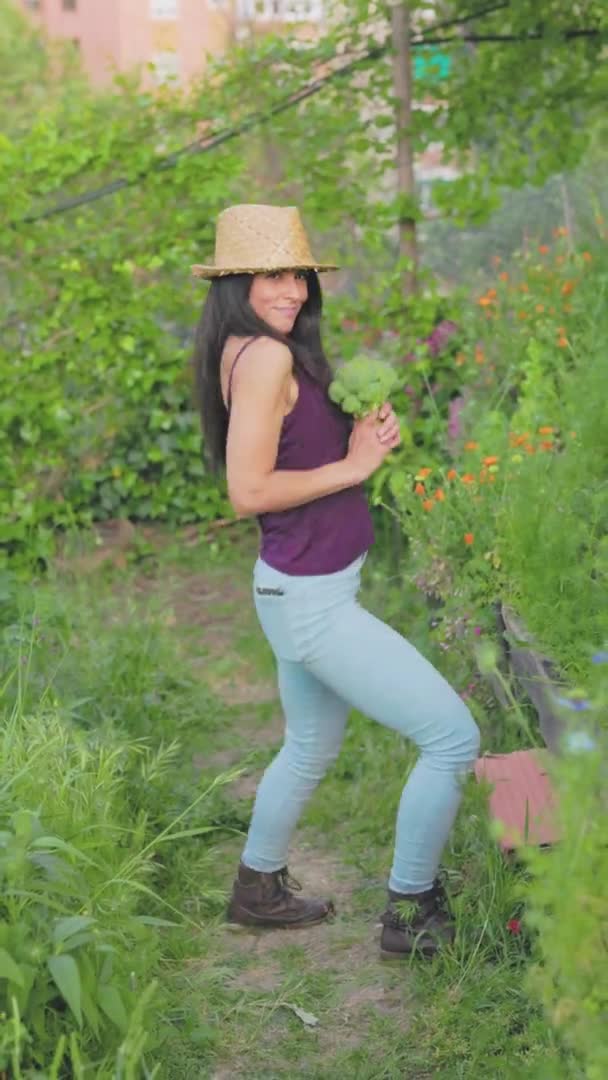 Εθελοντική Κηπουρική Στη Φύση Κηπευτικά Αειφόρα Λαχανικά Υπαίθρια Καλοκαίρι Την — Αρχείο Βίντεο