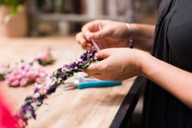 flower shop small business professional doing a fresh and romantic wedding decor