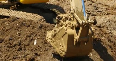 4 k closeup Ekskavatör çalışma ve damperli kamyon sitede inşaat, Çin.