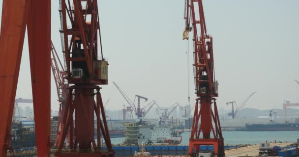 Pont de grue de travail industriel 4k dans le chantier naval . — Video