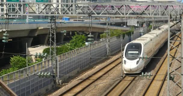 4k donnent sur rail à grande vitesse se retirant lentement de la gare . Clip Vidéo