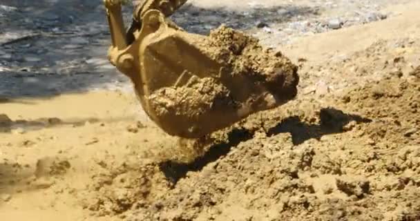 4k closeup escavadeira trabalho & dumper caminhão no local de construção, china . — Vídeo de Stock