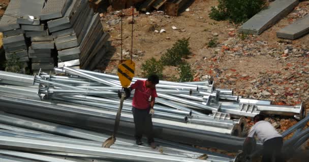 Grúa 4k Grúa de elevación de acero, los trabajadores que trabajan en el sitio de construcción . — Vídeo de stock