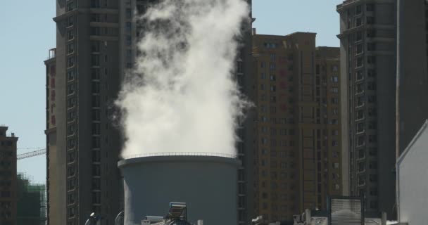 4k dampen billow & rook uit de schoorsteen van de industrie, stedelijke achtergrond bouwen. — Stockvideo