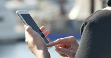 sahil, yat ve yelken ve liman, bir akıllı telefon kullanan 4 k A kız.