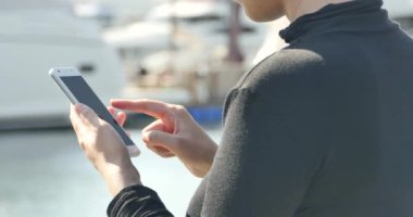 sahil, yat ve yelken ve liman, bir akıllı telefon kullanan 4 k A kız.