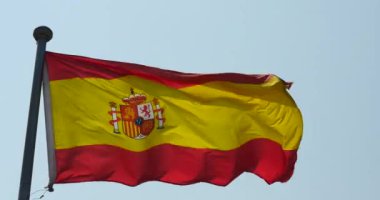 4 k İspanya bayrağı rüzgarda çırpınan.