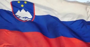 4 k Slovenya bayrağı rüzgârda çırpınıyor.