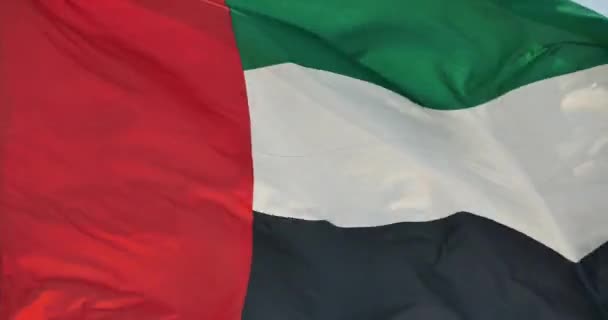 4k Bandeira dos Emirados Árabes Unidos está agitando no vento . — Vídeo de Stock
