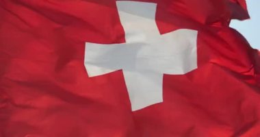 4 k İsviçre bayrağı rüzgarda çırpınan.