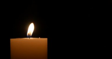 4k yanan mumlar A karanlık arka plan, neşeli Noel ve mutlu yeni yıl.