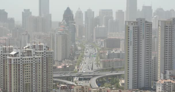 4k ciudad urbana atascos de tráfico ocupados, QingDao, edificio china.business, contaminación del aire . — Vídeos de Stock