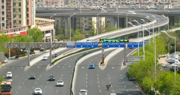 4K πολύβουη κυκλοφοριακή συμφόρηση στην αερογέφυρα, Κινγκντάο, Κίνα. ατμοσφαιρική ρύπανση. — Αρχείο Βίντεο