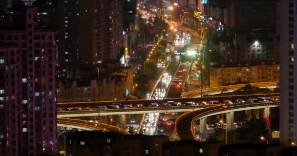 4 k forgalmas városi közlekedési felüljáró éjszaka, városi morden épület, Qingdao, Kína a. — Stock videók