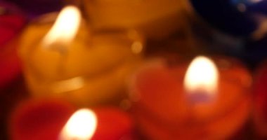 4 k mumlar yanan gece, kalp şekli, neşeli Noel ve mutlu yeni yıl.