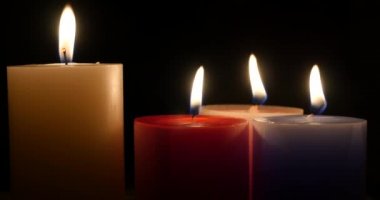 4k yanan mumlar A karanlık arka plan, neşeli Noel ve mutlu yeni yıl.