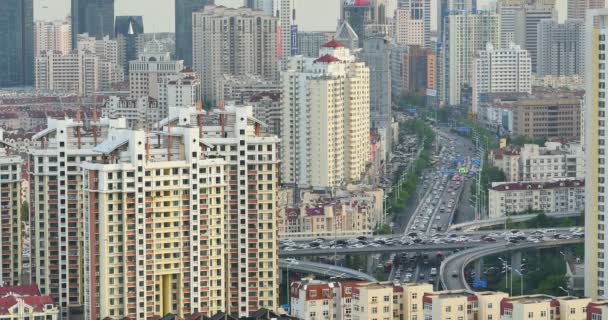 4 k tid förflutit hektisk stadstrafik på överfart, urban morden byggnad, Kina. — Stockvideo