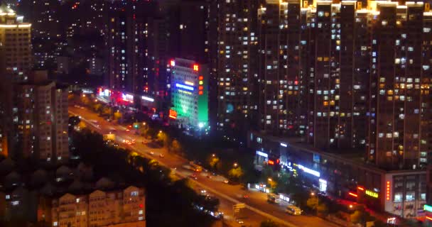 4 k hektisk stadstrafik på överfart på natten, urban morden byggnad, Qingdao Kina. — Stockvideo