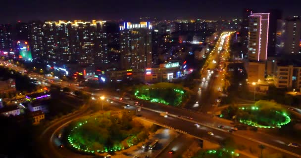 4 k rušné městské dopravě na nadjezdu v noci, budova městské morden, Qingdao Čína. — Stock video