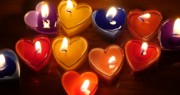 4k Candele che bruciano nella notte, a forma di cuore, Buon Natale e Felice Anno Nuovo . — Video Stock