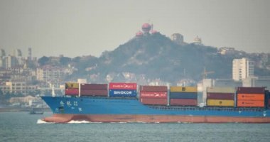 4 k kargo konteyner gemileri ile Qingdao Harbo, moder kentsel inşaat, Çin.