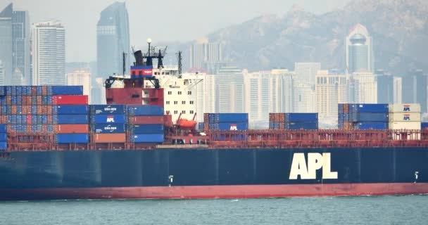 4 k φορτίων πλοίων μεταφοράς εμπορευματοκιβωτίων μέσω του Qingdao Harbo, αστικό κτίριο moder, Κίνα. — Αρχείο Βίντεο