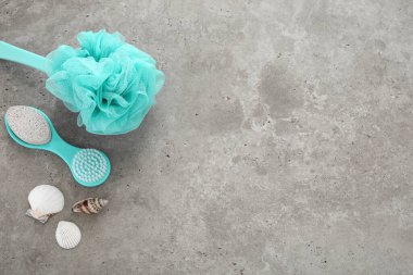 Beton arka planda mavi banyo aksesuarları. Bencillik, vücut bakımı, rahatlama. Üst manzara, düz yatış. Metin için boş alan, kopyalama alanı.