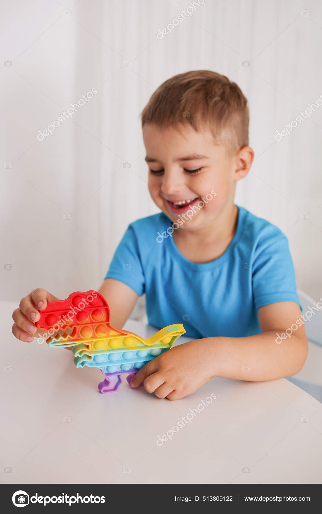 Happy Kid Playing With Pop It Nouveau-né Jouant Avec Une Fossette Simple Le  Jouet Flexible