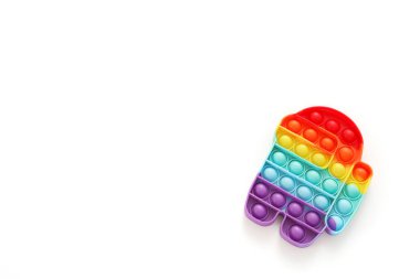 Gökkuşağı Pop beyaz arka planda hareketli oyuncak. Boş alan, kopyalama alanı. Stres önleyici çocuklar oyunu. Çocuklar için kullanılan silikon oyuncaklar stresi azaltmak ve el motor becerilerini geliştirmek için kullanılır..