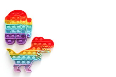 Gökkuşağı Pop beyaz arka planda hareketli oyuncaklar. Boş alan, kopyalama alanı. Stres önleyici çocuklar oyunu. Çocuklar için kullanılan silikon oyuncaklar stresi azaltmak ve el motor becerilerini geliştirmek için kullanılır..
