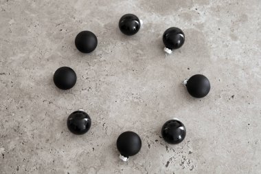 Boş merkezli yuvarlak Noel kompozisyonu. Metin veya logo için boş alan, kopyalama alanı. Düz yatış, üst görünüm.