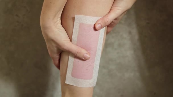Włochate Nogi Kobieta Używająca Paska Wosku Pszczelego Ogolenia Nogi Procedura — Wideo stockowe