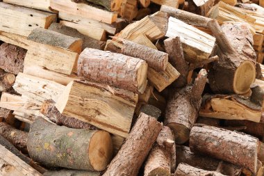 Doğranmış odunlara yakın çekim. Yakacak odun yığıldı ve kış için hazırlandı. Odun yığını.