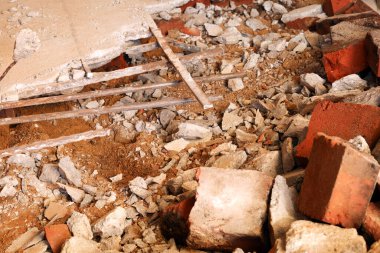 Döşemeyi söküyor, söküyor. Beton ve tuğla zemini parçalanmış. Beton yüzeyi yok ediyor. Tadilat, eski bina, inşaat..
