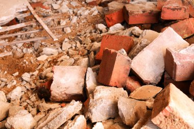 Döşemeyi söküyor, söküyor. Beton ve tuğla zemini parçalanmış. Beton yüzeyi yok ediyor. Tadilat, eski bina, inşaat..