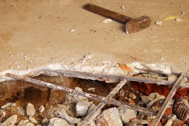 Döşemeyi söküyor, söküyor. Beton ve tuğla zemini parçalanmış. Beton yüzeyi yok ediyor. Tadilat, eski bina, inşaat..