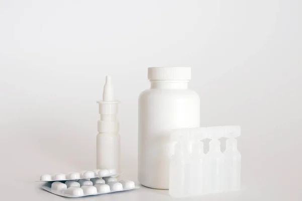 Garrafas médicas e comprimidos em fundo branco. Medicamentos, comprimidos. Saúde, conceito de saúde. Espaço livre, espaço de cópia. — Fotografia de Stock