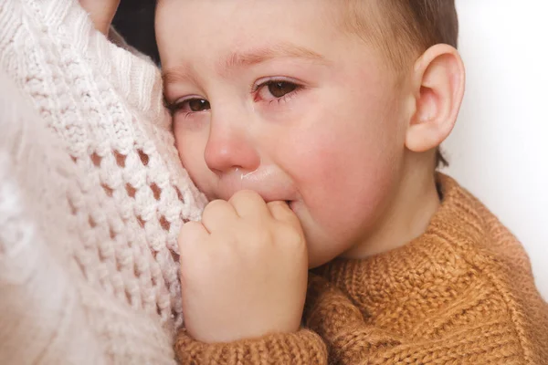 Triste petit garçon pleure. Enfant en bas âge a le stress, la douleur et est fatigué. Mère réconfortant son garçon qui pleure. — Photo