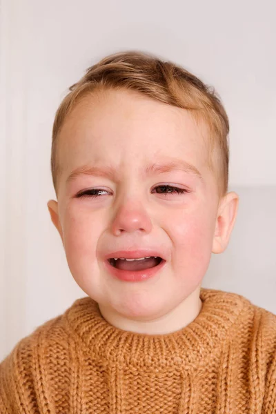 El niño triste está llorando. El niño pequeño tiene estrés, dolor y está cansado. — Foto de Stock