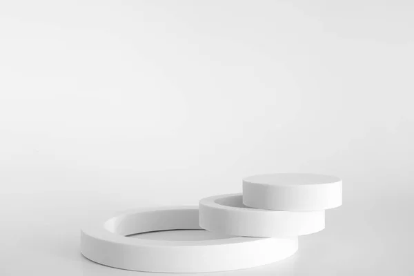 Podio blanco sobre fondo blanco, formas geométricas simples. Podio para producto, presentación cosmética. Una maqueta creativa. Pedestal o plataforma para productos de belleza. — Foto de Stock