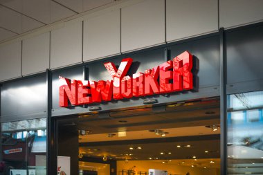 Chemnitz, Almanya - 16-10-2021: Almanya 'daki New Yorker mağazası, bir mağazanın önünde logo işareti. Moda ve giysi mağazası zinciri, modern ve şık kıyafetler..