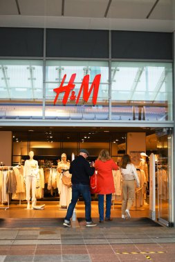 Chemnitz, Almanya - 16-10-2021: HM mağazasına giriş, giyim perakende şirketi.