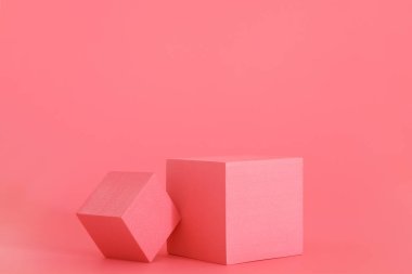 Pembe arka planda pembe podyum. Ürün podyumu, kozmetik sunumu. Yaratıcı bir model. Güzellik ürünleri için kaldırım taşı veya platform.