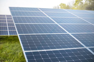 Güneş panelleri olan ekoloji elektrik çiftliği. Alternatif enerji.