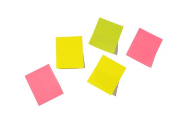 Beş sayfa kağıt, mesajınız için hazır. Beyaz arka planda izole edilmiş yapışkan notlar. Pembe, yeşil ve sarı renkler. Boşluğu kopyala.