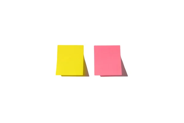 Duas folhas de notas, prontas para a sua mensagem. Notas pegajosas isoladas no fundo branco. Cores rosa e amarelo. Espaço de cópia. — Fotografia de Stock