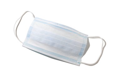 Tıbbi maske beyaz arka planda izole edilmiş. Corona virüs koruması, sağlık hizmetleri.