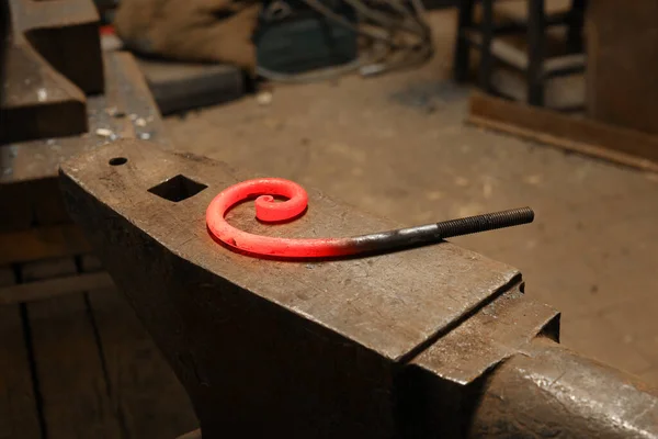 Vue rapprochée du métal chauffé et de l'enclume. Le forgeron dans le processus de production de produits métalliques fabriqués à la main dans la forge — Photo