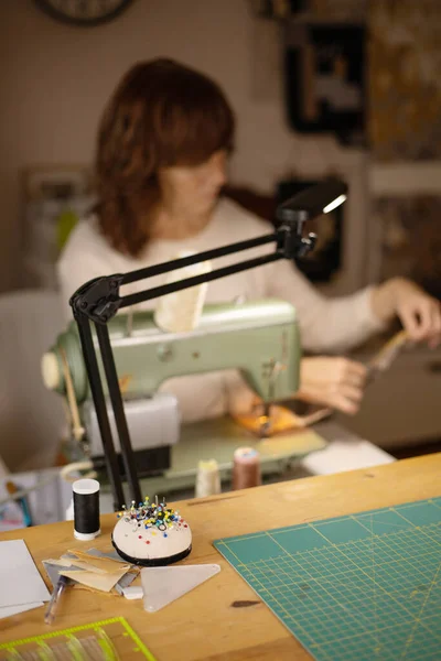 Tela de coser mujer con una máquina de coser vintage y retro. Moda, creación y sastrería. Proceso de coser en taller o taller. Pasatiempo especial. — Foto de Stock